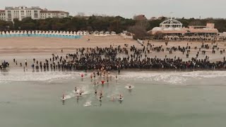 Lido di Venezia lo spettacolare Capodanno degli ibernisti [upl. by Naenej]