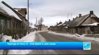 FRANCE 24 Reportages  Lettonie  un pays vidé de ses habitants par la crise [upl. by Flemings412]