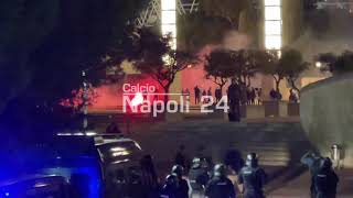 CLAMOROSO Barcellona vs Napoli 🔥 ULTRAS attaccano la Polizia 😨 [upl. by Ynohtnakram]