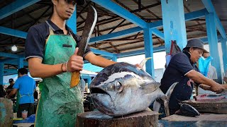 sharp knife Amazing bigeye tuna cutting master skills [upl. by Ihsoyim]