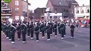 Jongetje struikelt door Fanfare [upl. by Woodall603]