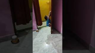 Dekhiye Chhota bacha door pr kaise chadh rha hai😂verycute littlemychhotu brotherlikesharesubscribe [upl. by Xanthus]