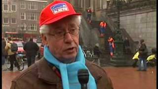 Stakende ambtenaren bezetten Grote Markt [upl. by Esenahs]