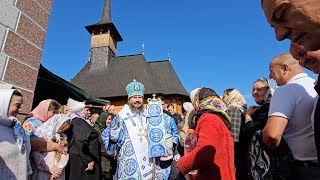 Stropirea cu agheasmă de către Preasfinţitul Cleopa Biserica Sf Ioachim și Ana din satul Mihoreni [upl. by Nailij]