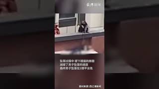 男子安装空调时从6楼坠落，楼下雨棚救他一命 [upl. by Pacien549]