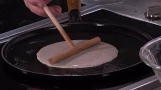 Technique Crêpes bretonnes sucrées avec la poêle en fonte Staub [upl. by Assena]