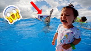 🏊AM SARIT in cea mai MARE PISCINA pentru COPII💦 BEBELUSUL plange ca se teme de APA  Vlog de familie [upl. by Emyaj441]