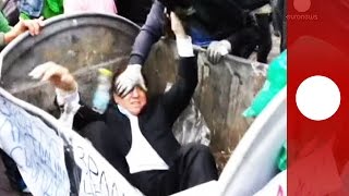 A Kiev deputato filorusso gettato nel cassonetto  Guarda il video [upl. by Analram]