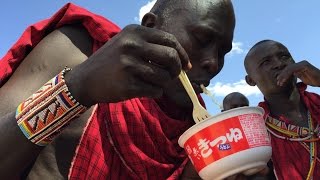 【マサイ族】赤いきつね＆緑のたぬきinケニア Maasai amp Kenyan people meet the famous Japanese instant cup UDON amp SOBA [upl. by Salhcin]