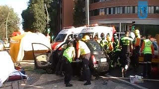 Dos mujeres heridas tras chocar con una ambulancia [upl. by Elvin995]