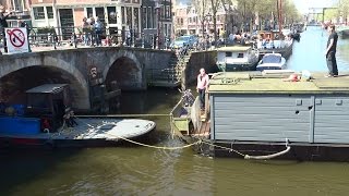 Woonboot past maar net onder brug Prinsengracht Amsterdam [upl. by Binette48]