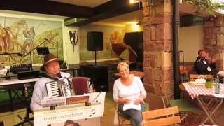 Ein Gast singt mit quotBEIM LINDENWIRTquot  Drosselgasse  Rüdesheim Rhein [upl. by Little793]