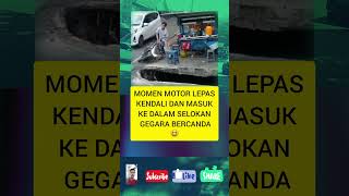 Detik2 motor lepas kendali dan jatuh kedalam selokan warga masukberanda viralvideo shortvideo [upl. by Tioneb864]