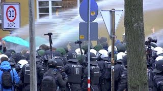 Polizei setzt vor AfDParteitag in Hannover Wasserwerfer ein [upl. by Cherian]