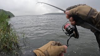 Худшая погода для рыбалки Береговой спиннинг Ультралайт на водохранилище [upl. by Ladnek]