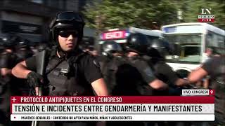 Protocolo antipiquetes en el Congreso tensión e incidentes entre Gendarmería y manifestantes [upl. by Featherstone]