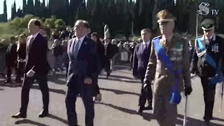 4 novembre La Russa in ginocchio al Sacrario militare di Redipuglia [upl. by Conn]