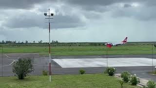 4K Mozambique Boeing 737 landing in Quelimane AirportBoeing 737 aterrando no Aeroporto de Quelimane [upl. by Philo972]