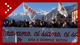 Valsusa partita da Bussoleno la marcia No Tav dell8 Dicembre manifestanti verso San Didero [upl. by Atinihs]