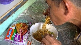 Jakarta Street Food 345 Indomie Fried Beef Caramelyzed Curry Indomie Goreng Rendang [upl. by Aieken]