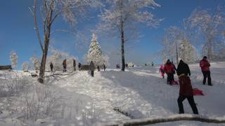 Weisser Schnee und blauer Himmel im Wintersportort Winterberg im Sauerland [upl. by Riplex668]