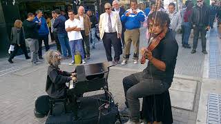 🎻 🎹 Increíble Violinista callejero con marioneta de Pianista en Peatonal Lavalle Buenos Aires [upl. by Keare]