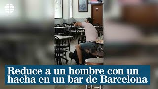 Un Mosso fuera de servicio reduce a un hombre con un hacha en bar de Barcelona [upl. by Semajwerdna174]