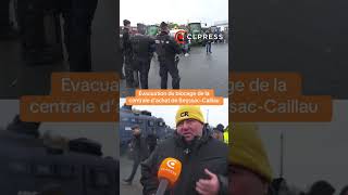 Les gendarmes évacuent le blocage des agriculteurs de BeyssacCaillau à laide de blindés [upl. by Olimreh]