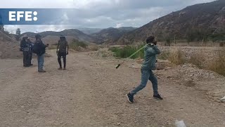 Evistas se entrenan con tirapiedras para enfrentar a quotmilitares o policíasquot en Bolivia V [upl. by Ydner576]