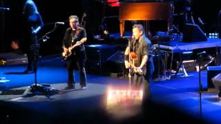 Levon Helm Tribute by Bruce Springsteen  The Weight  Prudential Center Newark NJ  50212  HQ [upl. by Hctud230]