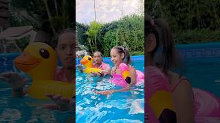 Cuando una niña ve una piscina 🏊🏼‍♀️👧🏻🤣 piscinas shorts comedy [upl. by Etteloc]