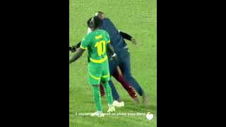 INCROYABLE image de Sadio Mané et ce fan qui voulait à tout prix avoir un selfie [upl. by Tlaw]