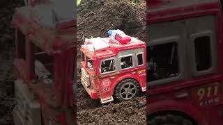 Camión Infantil de bomberos cruzando un camino lleno lodo Videos para niños con carritos [upl. by Hermia]