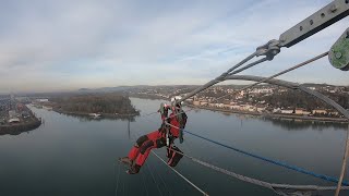 Freileitungsbau  OPGW Schlaufe ziehen  Hochspannungsleitung Linz AG [upl. by Yrruc]