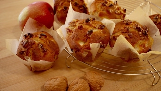 MUFFINS AU YAOURT AUX POMMES ET NOIX Recette facile et rapide [upl. by Anelej]