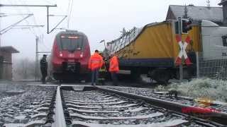 Zugunglück Lkw und Regionalexpress stoßen zusammen [upl. by Lucien65]