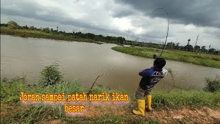 Jarang terjadi  Joran sampai patah narik ikan besar di tempat ini [upl. by Minton]