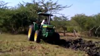 John Deere 6403 con Arado reversible 645 de 4 discos [upl. by Rettuc]