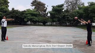 Teknik Menangkap Bola Dari Depan Dada Permainan Bola Tangan [upl. by Eedrahc614]