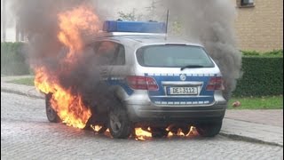 Polizeiauto  MercedesBKlasse brennt ab Feuerwehr hat keinen Fahrer [upl. by Aivatnwahs]