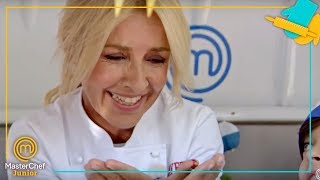 Cayetana Guillén Cuervo llega para ayudar pero ¡SE ACCIDENTA  MasterChef Junior 7 [upl. by Zandra659]