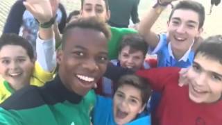 El gesto de Musonda jugador del Betis con algunos aficionados [upl. by Asemaj]