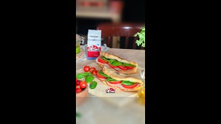 Recette pizza sandwich poulet fumé avec la sauce pesto by Safinstant [upl. by Yedoc66]