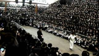 Satmar Rebbe  Mitzvah Tantz [upl. by Krute]