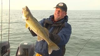 Hair Jigging Walleyes on Green Bay  Tips and Tricks [upl. by Sheng158]