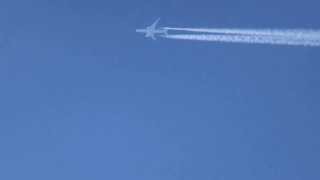 Japan Airlines JAL Boeing 7878 Dreamliner contrails over Berlin [upl. by Rasla]