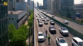 Un pompier sauve un conducteur sur une autoroute très fréquentée [upl. by Liek61]