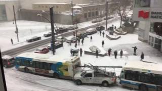 Carambolage totalement incroyable bon début d hiver à Montréal [upl. by Nerad]