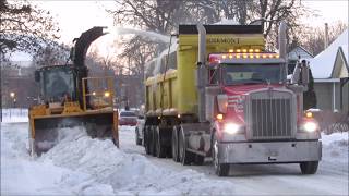 Opération de déneigement à Montréal [upl. by Ajssatsan762]