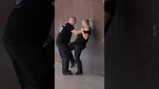 KRAV MAGA Defensa Personal para MUJERES 😨 SHORTS [upl. by Mcconaghy]